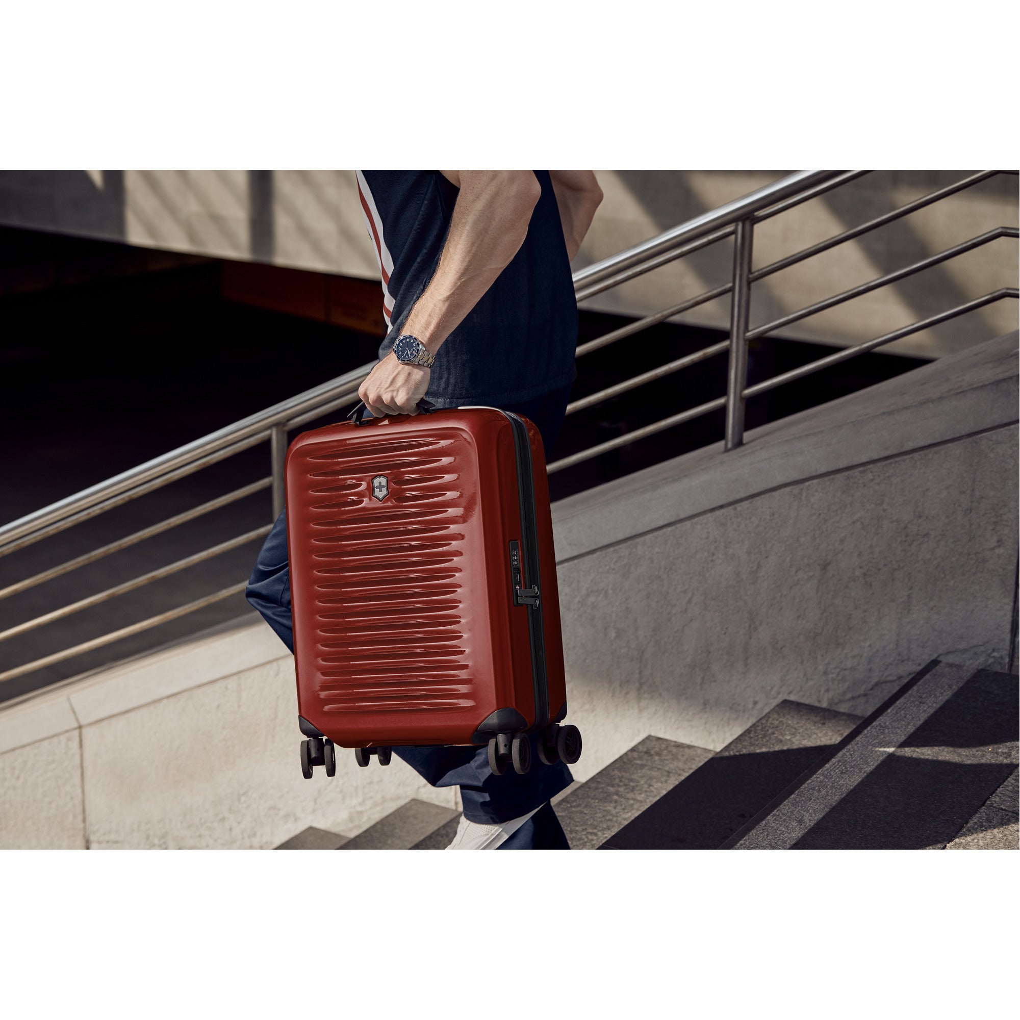Victorinox Airox - Global Hardside Carry On | Red