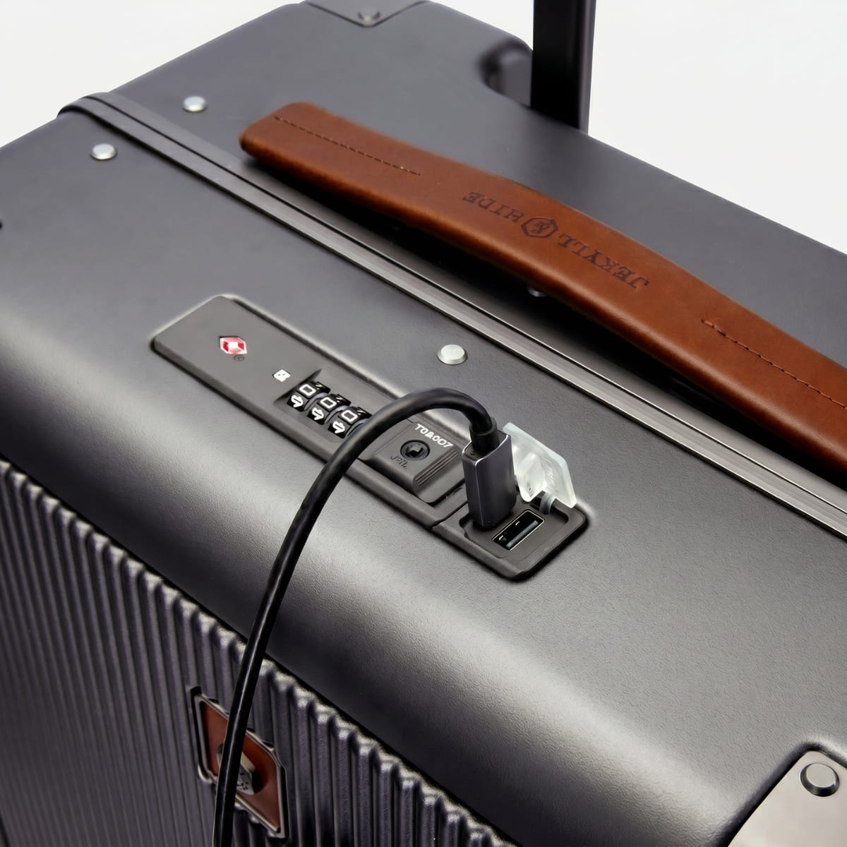 https://cdn.shopify.com/s/files/1/0855/2288/files/carry-oncarry-on-trolleyjekyll-hidecolt-9983612.jpg?v=1778728871