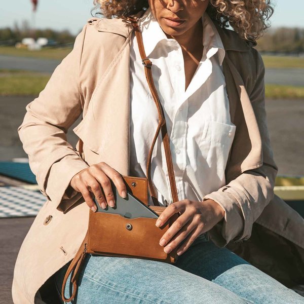 Chesterfield Phonebag Taipei | Cognac - iBags - Luggage & Leather Bags